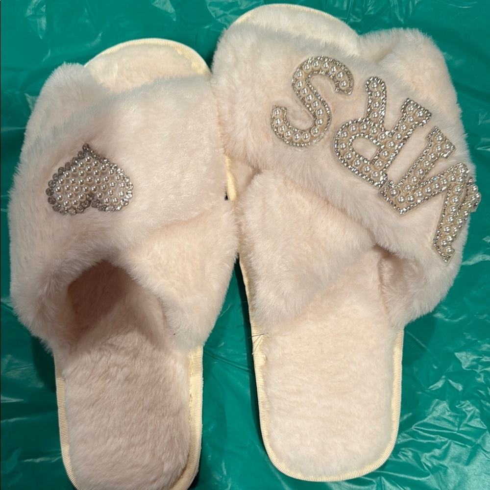 Elegant Cream Fur Slippers